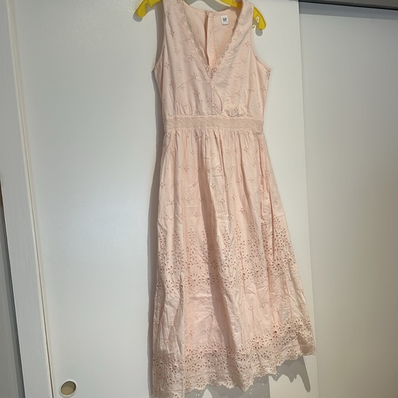 Gap peach eyelet dress size 4. - Picture 2 of 12